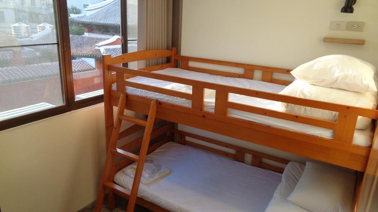 Temple Side Hostel Tainan Exterior photo